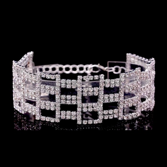 NEW ELEGANT RHINESTONES SILVER BRACELET/ ADJUSTABLE LENGTH. SILVER TONE. - Picture 3 of 8